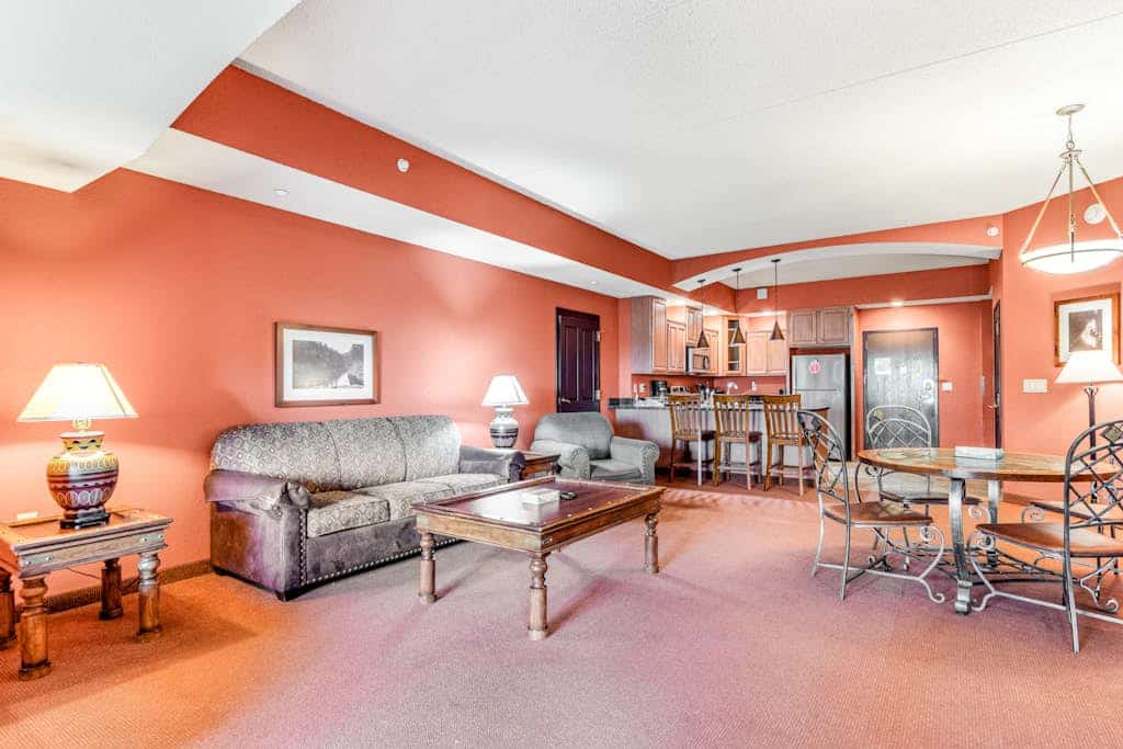 Riverside resort condo with full kitchen & on-site golf