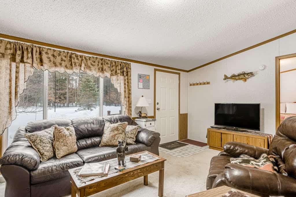 Charming home with gas grill, full kitchen, deck, patio, TV, and washer/dryer