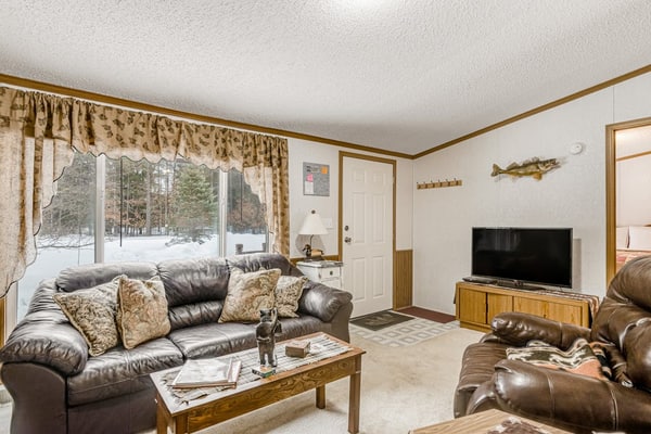 Charming home with gas grill, full kitchen, deck, patio, TV, and washer/dryer