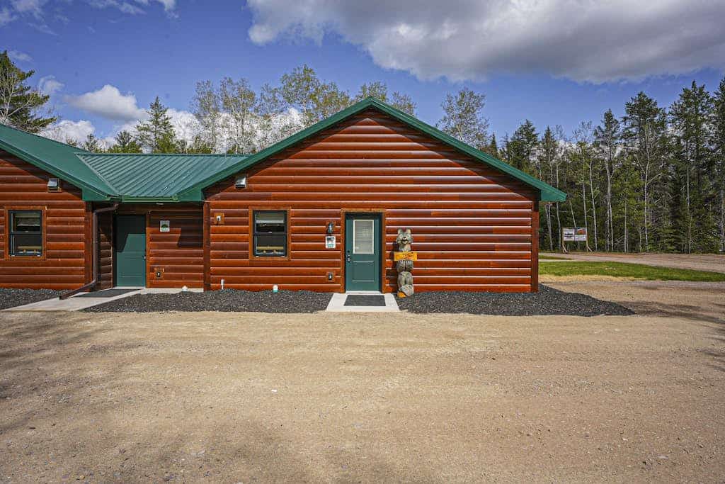 Modern dog-friendly cabin with hot tub, gas fireplace, patio, grill, & washer/dr