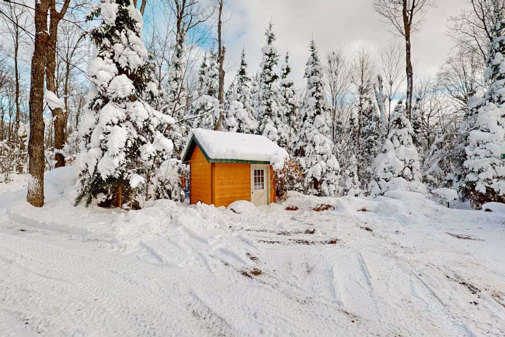 Cozy cabins w/ fireplace, whirlpool tub, access to private dock, & fire pit
