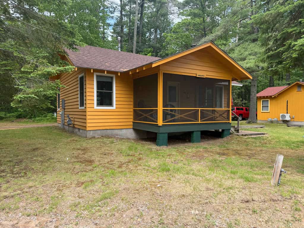 Lakeview cabin with dock access, kayaks, row boat, firepit & year-round fun