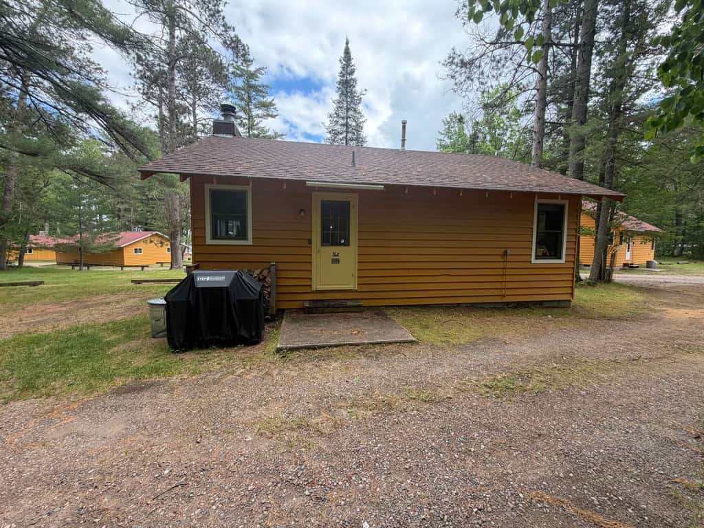 Lakeview cabin with dock access, kayaks, row boat, firepit & year-round fun
