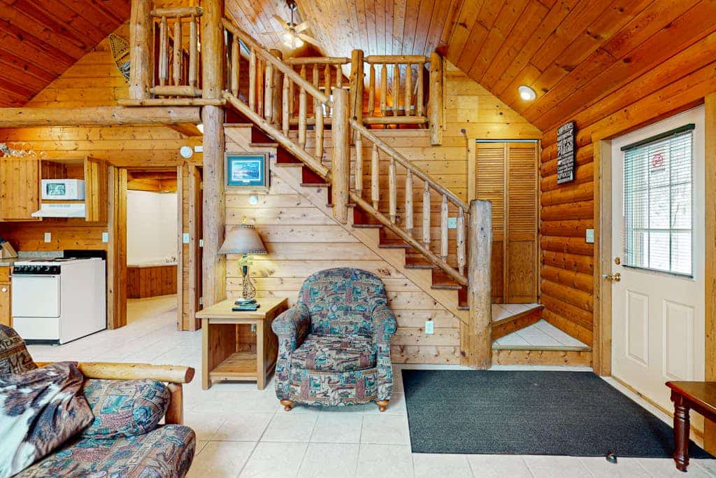 Cozy cabin w/ fireplace, whirlpool tub, access to private dock, & fire pit