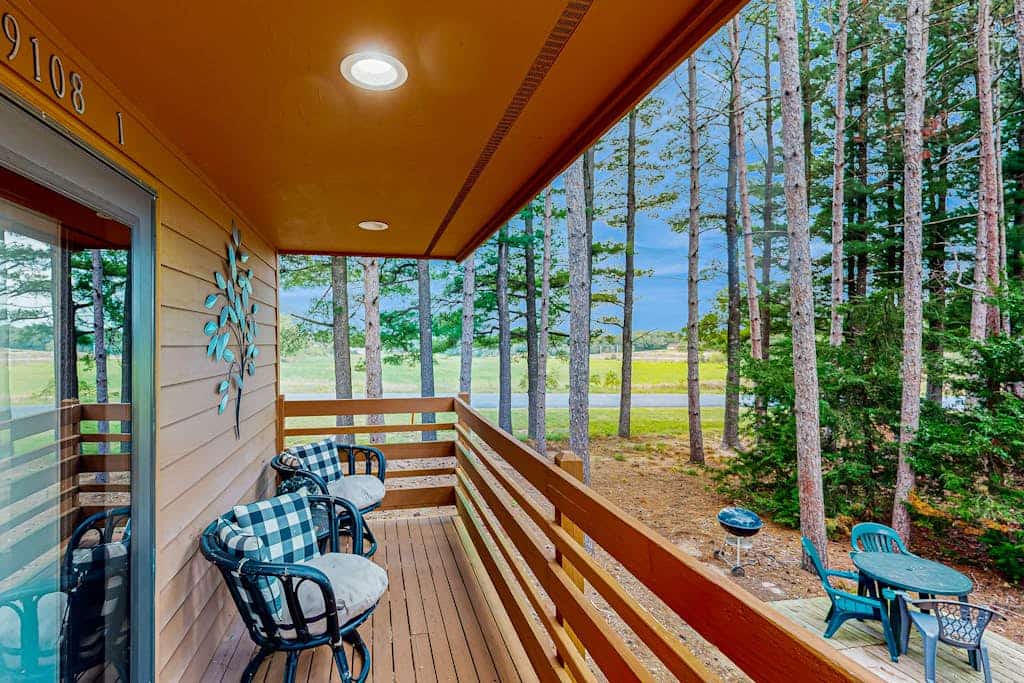 Cabin Style Condo with shared pool, hot tub, golf, & much more!