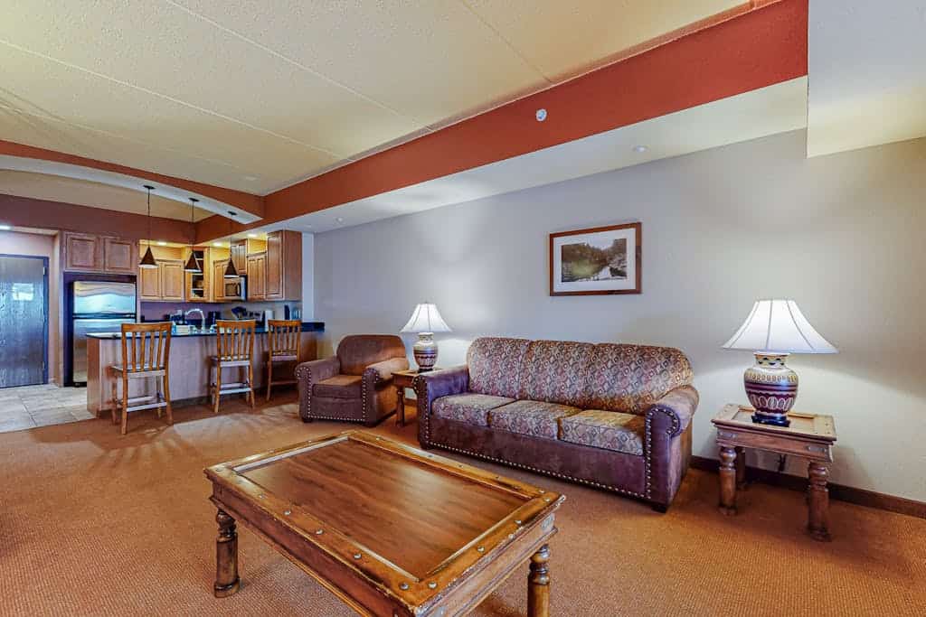 2nd-floor condo with elevator, jetted tub, full kitchen, & fireplaces