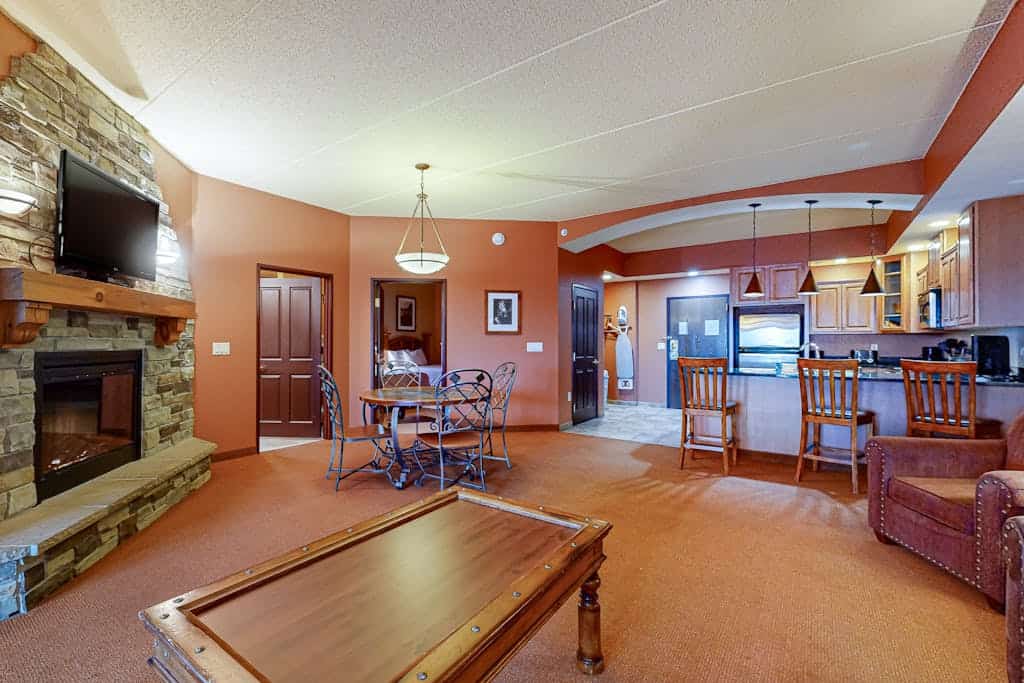 2nd-floor condo with elevator, jetted tub, full kitchen, & fireplaces