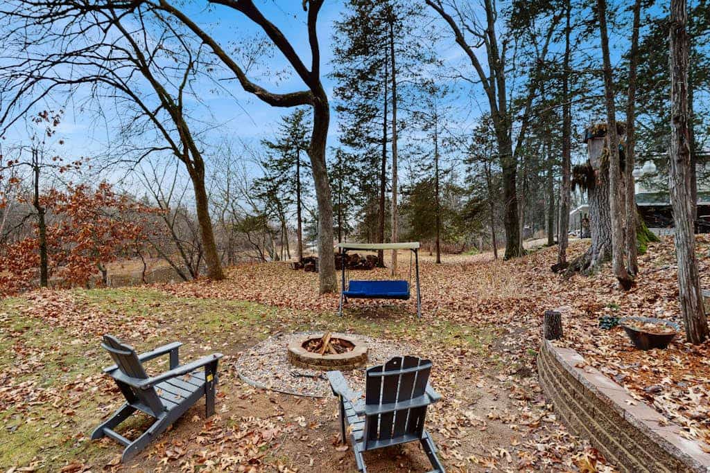 Modern Riverfront Home w/ gas fireplace, patio, grill, & washer/dryer, Dogs-OK
