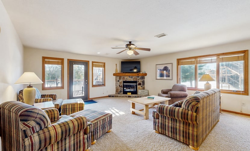 Golf Course View Condo, w/ Jetted Tub, Fireplace, Shared Pool & Hot tub