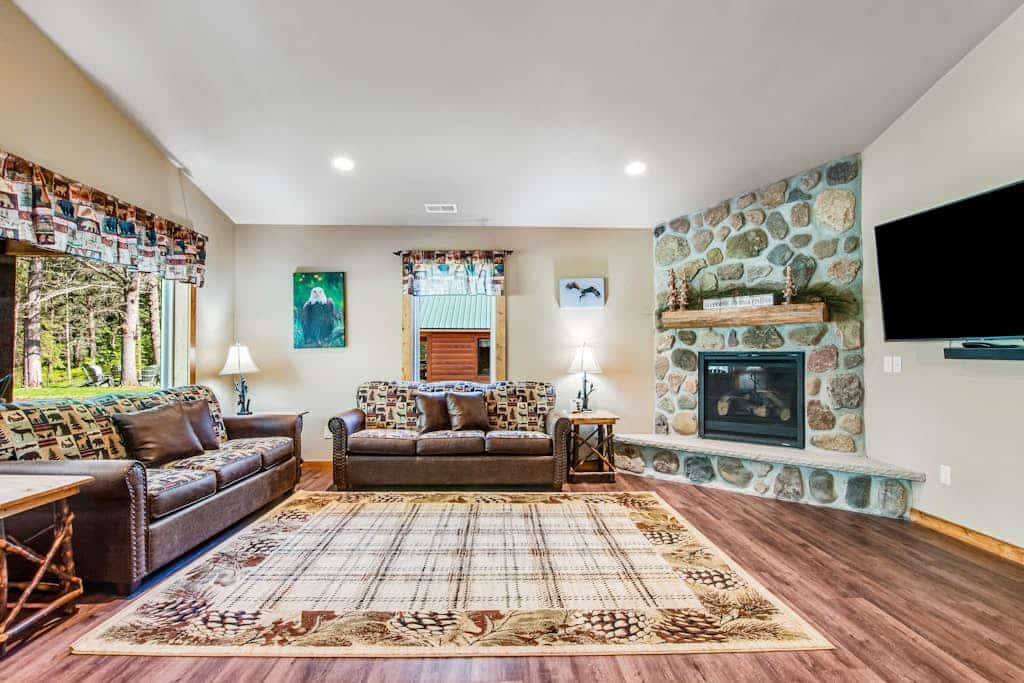 Exquisite dog-friendly cabins with hot tub, fireplace, patio, grill, central AC, & W/D