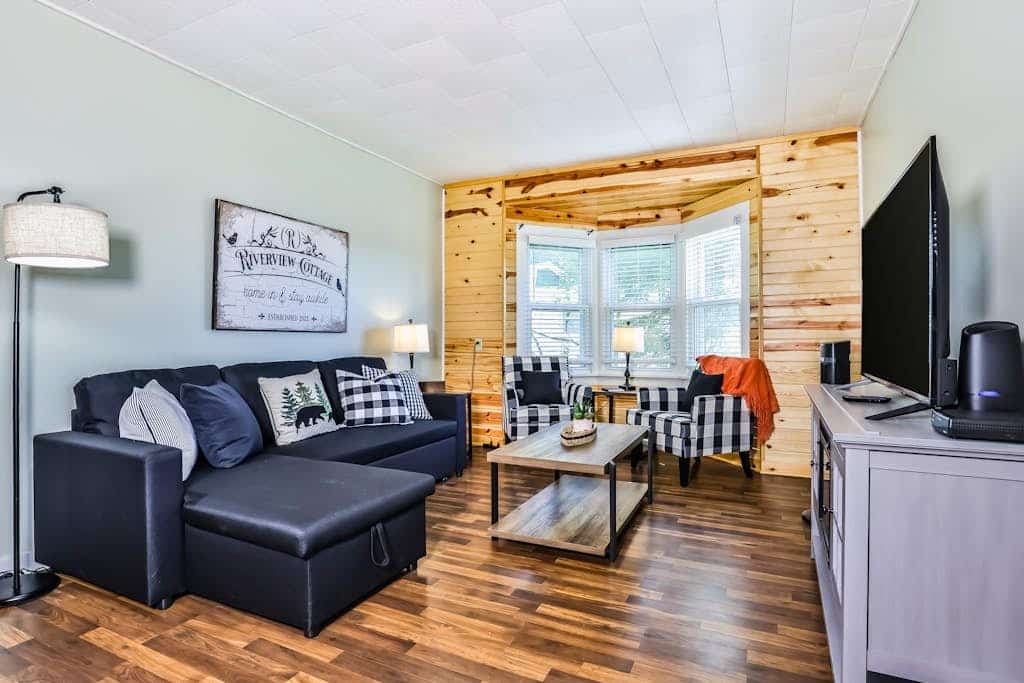 Dog-friendly cottage with deck, grill, & W/D - near Riverview Park & downtown