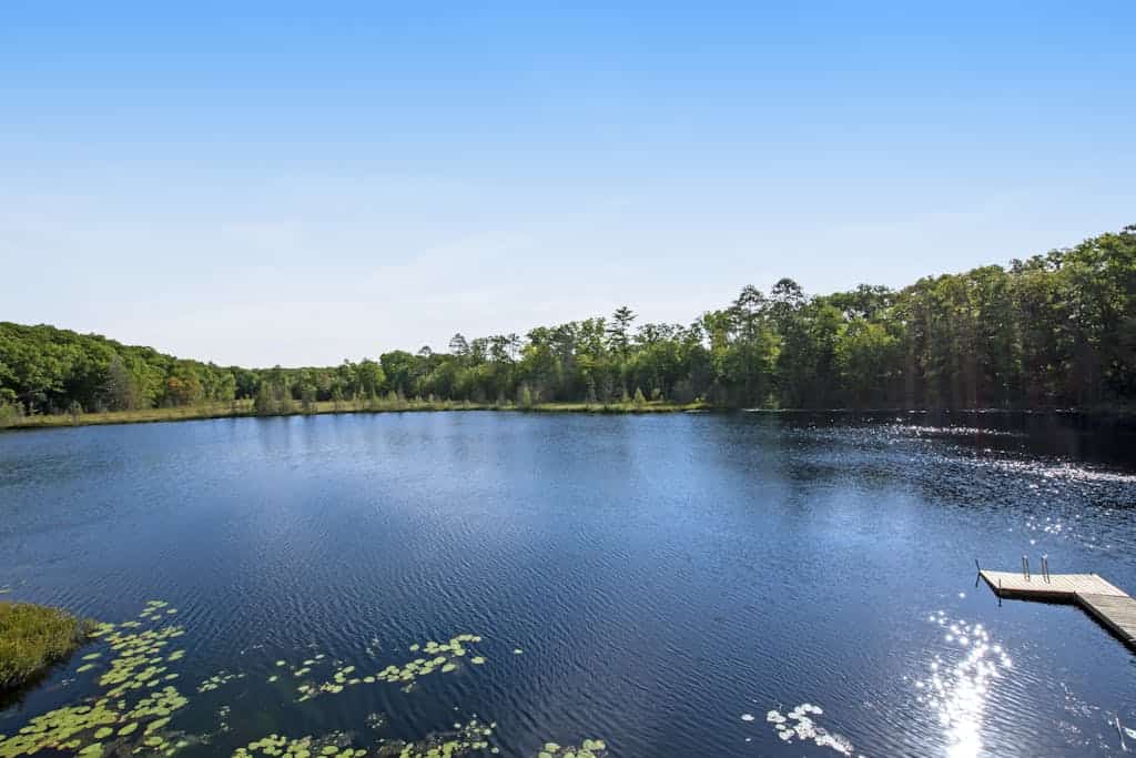 Lakefront house on 73 acres with water views, jetted tub, pool table & bars
