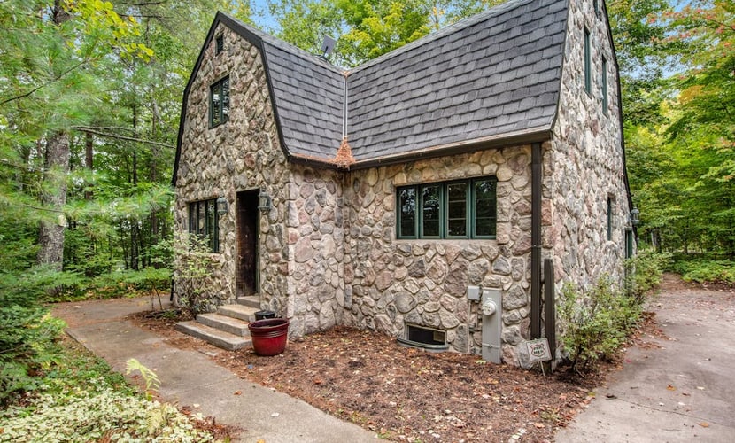Designer cottage on Statenaker Lake with dock access, trails, & Norwegian Sauna