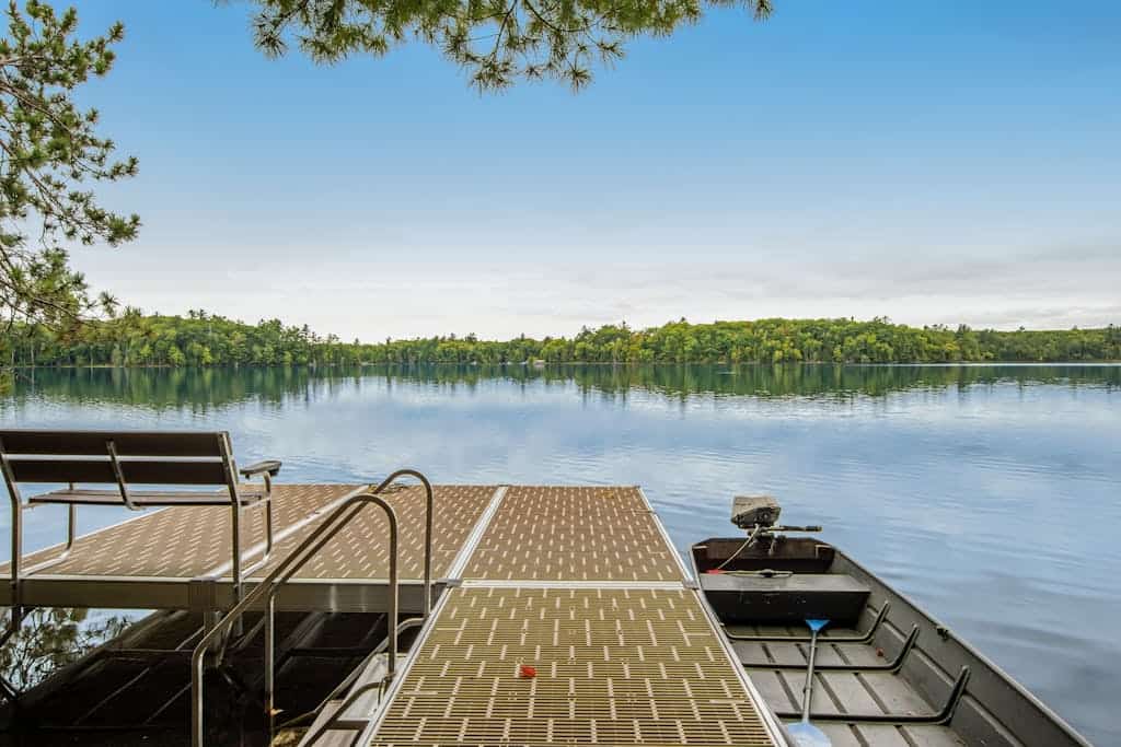 Designer cottage on Statenaker Lake with dock access, trails, & Norwegian Sauna