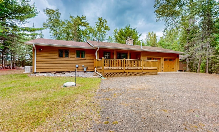 Serene Lakefront home with fire pit, dock & WIFI