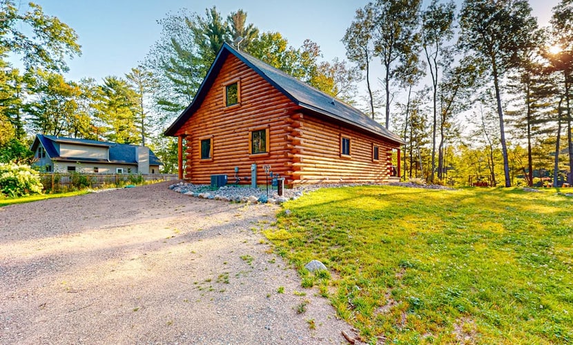 Brand-new riverfront cabin with a open layout, gas grill, and W/D - dog-friendly