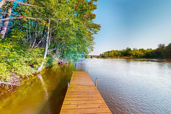 Brand-new riverfront cabin with a open layout, gas grill, and W/D - dog-friendly