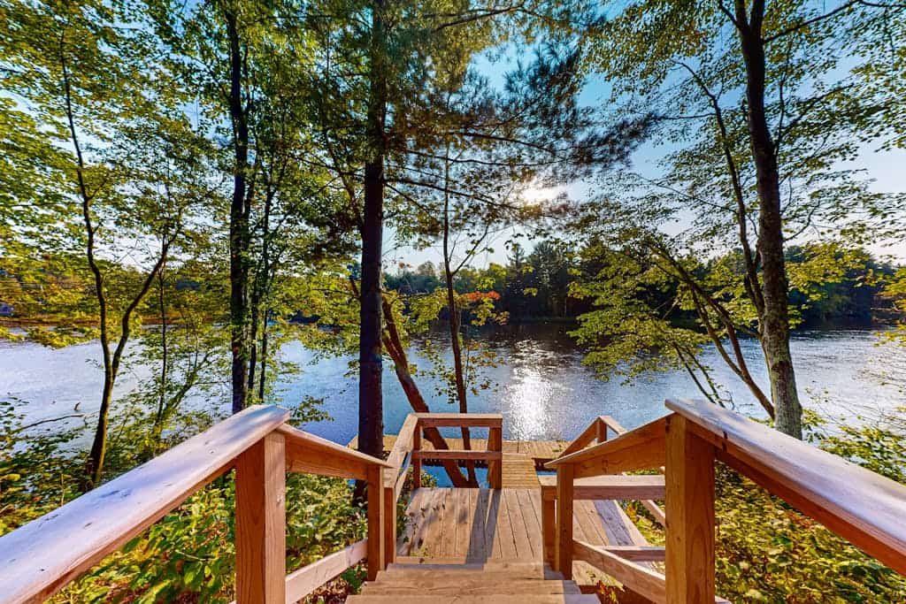 Brand-new riverfront cabin with a open layout, gas grill, and W/D - dog-friendly