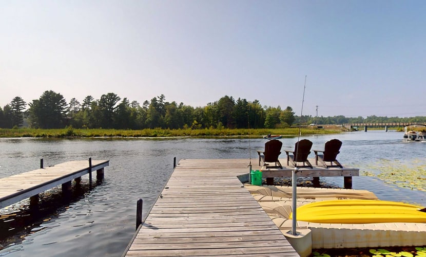 Waterfront Thoro Cottage on Minocqua Chain | Screened Porch, Firepit & Lake Fun!