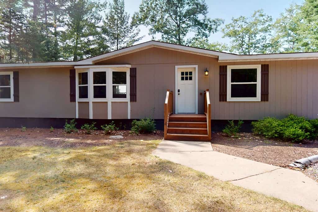 Waterfront Thoro Cottage on Minocqua Chain | Screened Porch, Firepit & Lake Fun!