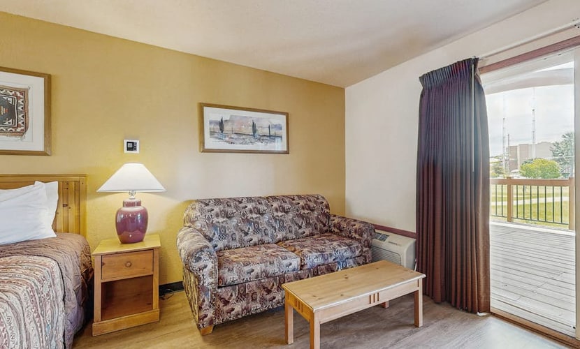Second-floor hotel-style condo with fast WiFi, central AC, & kitchenette