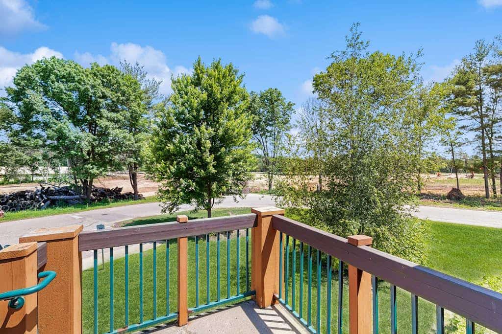 Second-floor hotel-style condo with fast WiFi, central AC, & kitchenette