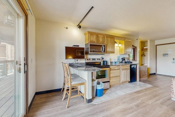 Second-floor hotel-style condo with fast WiFi, central AC, & kitchenette