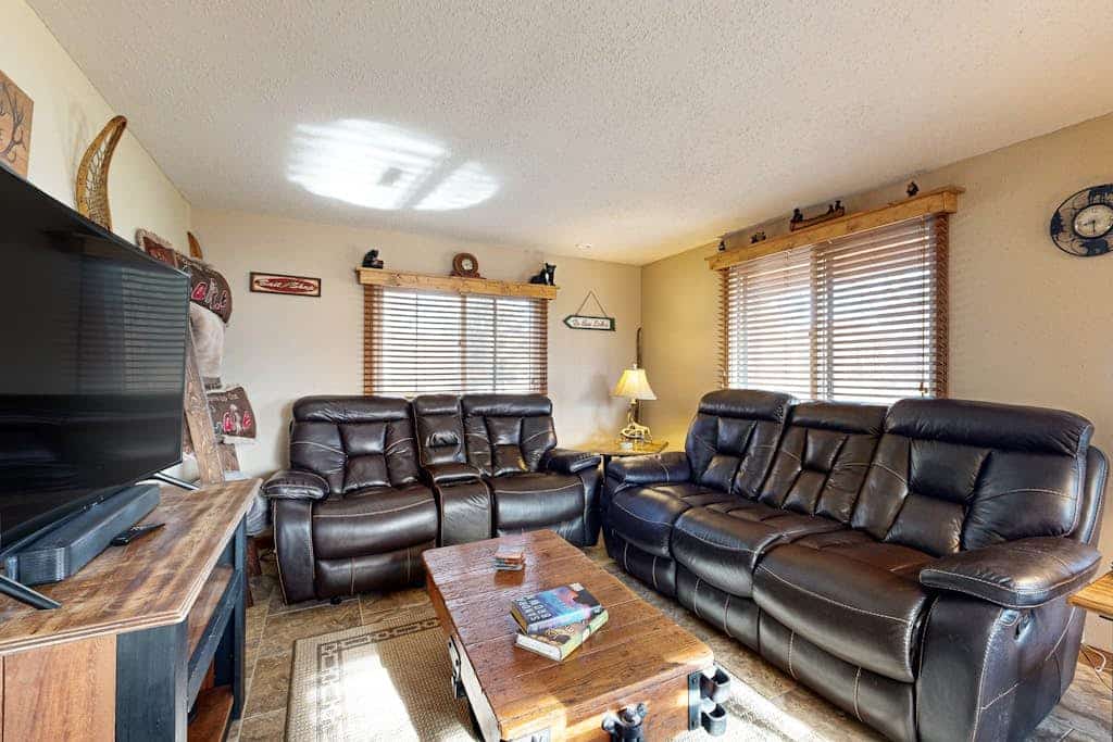 Cozy Home w/ Mini bar, Pool Table, Gas grill, Fire pit, WIFI, & Lake Views