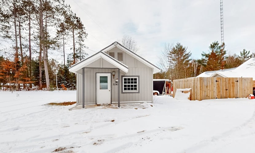 Dog-friendly, tree-lined home on the snowmobile trail with streaming, W/D, & AC