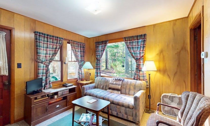Charming waterfront cottage with shared firepit, canoe, paddlebaot & docks