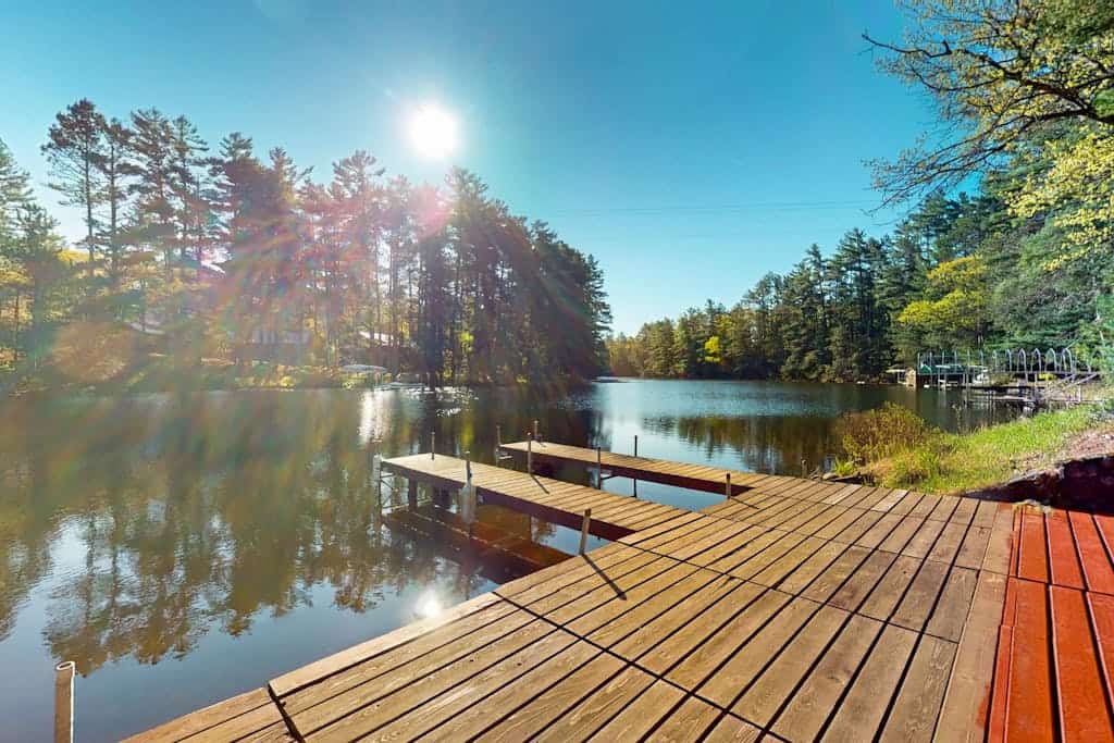 Charming waterfront cottage with shared firepit, canoe, paddlebaot & docks