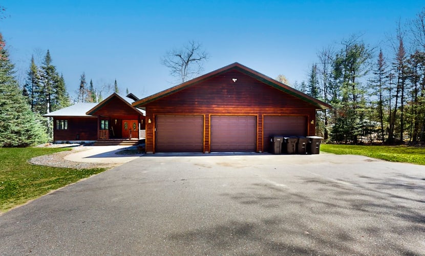 Dog-friendly lodging w/ scenic deck, pool table, lake dock, & free WiFi
