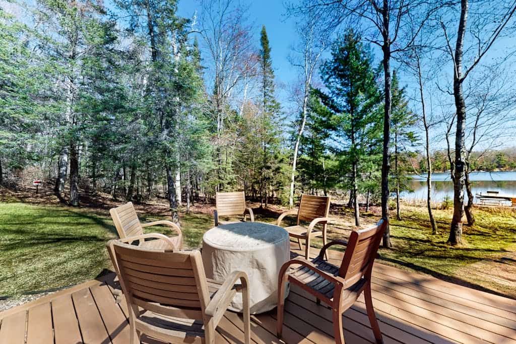 Dog-friendly lodging w/ scenic deck, pool table, lake dock, & free WiFi