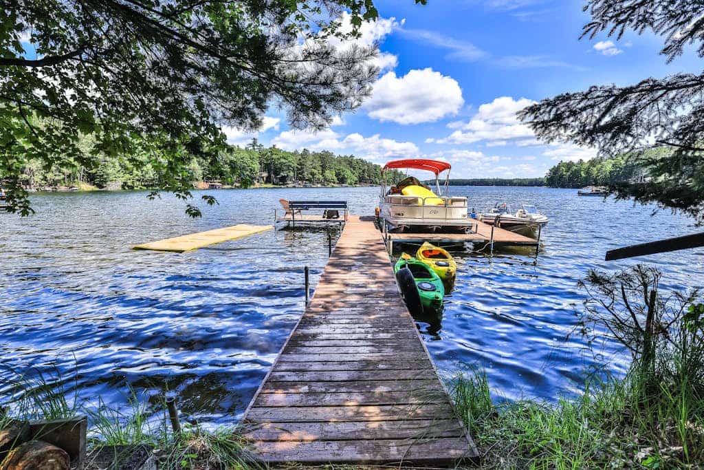 Lake view, dog-friendly cabin with porch & shared dock, swimming area, firepit