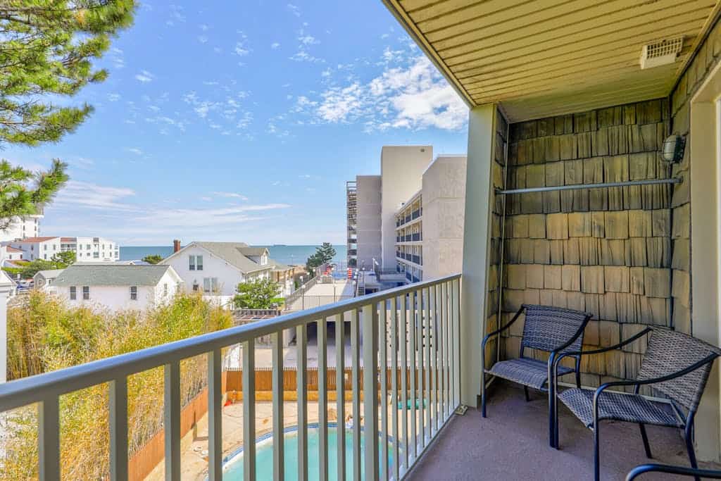 Ocean-view condo near the beach with outdoor pool & central AC