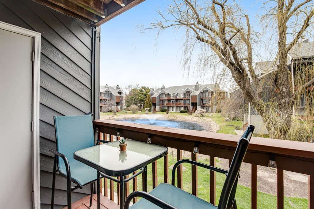 Eagles Landing - updated condo w/two balconies, WiFi, W/D, & AC - great location