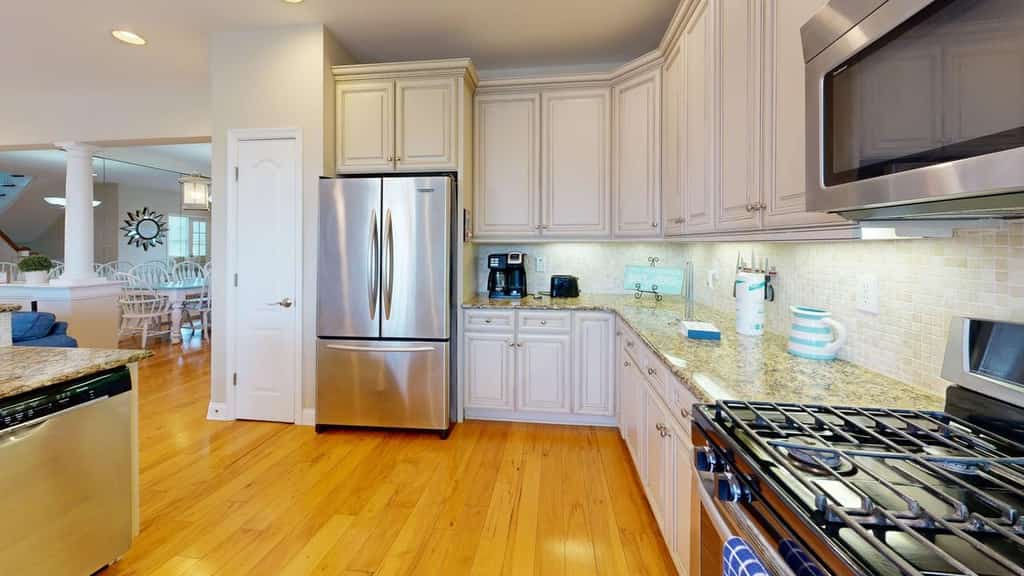 Dog-friendly townhome w/gas grill, balcony, on-site pool, tennis & basket courts