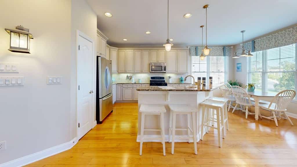 Dog-friendly townhome w/gas grill, balcony, on-site pool, tennis & basket courts