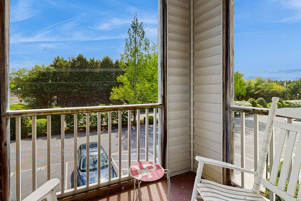 Eagles Landing comfy condo with pools and tennis courts - 1 mile to beach