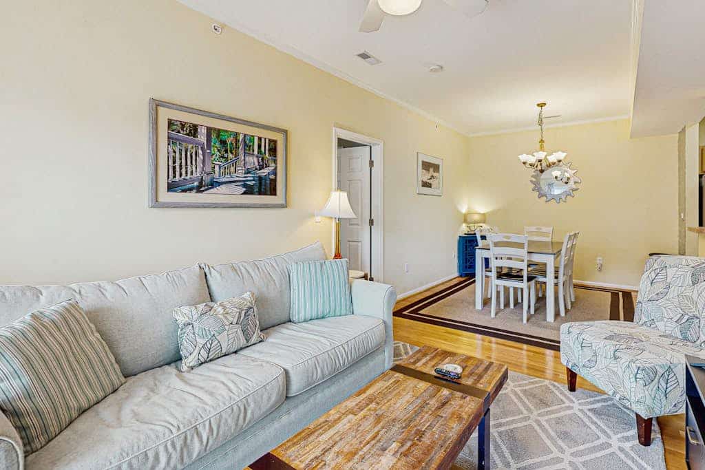 Eagles Landing comfy condo with pools and tennis courts - 1 mile to beach