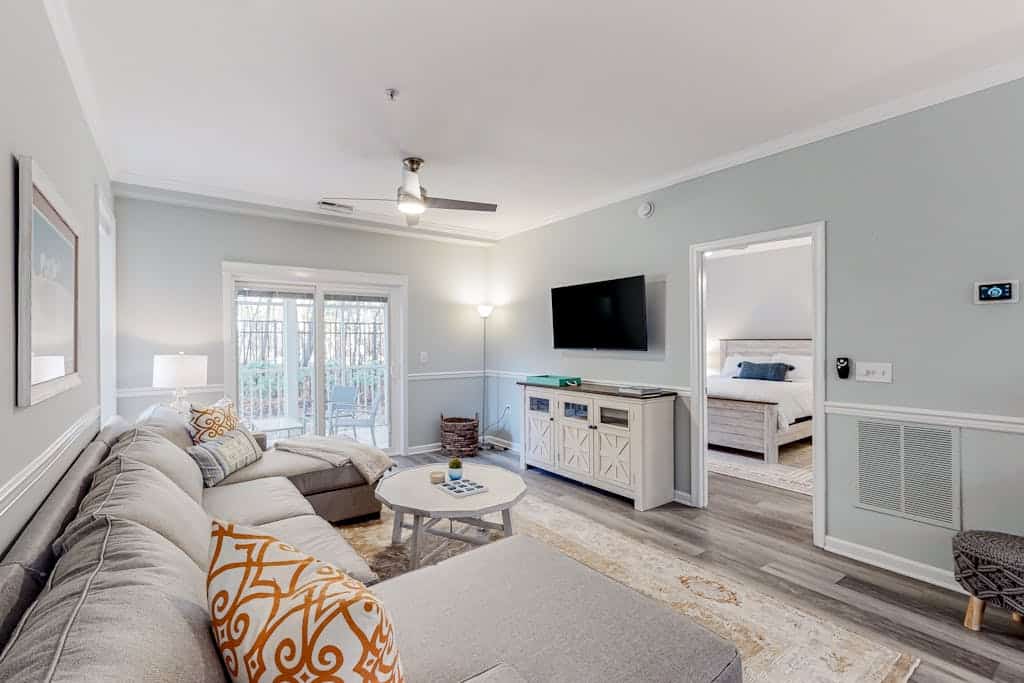 The Tides condo with pool access, covered patio, washer/dryer & central AC