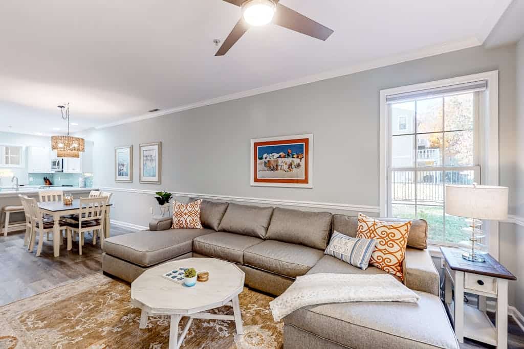 The Tides condo with pool access, covered patio, washer/dryer & central AC