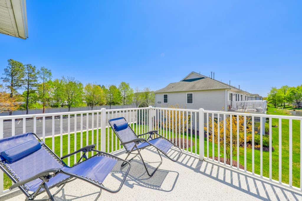 The Tides condo with enclosed porch, balcony, fireplace, bikes, pool & hot tub