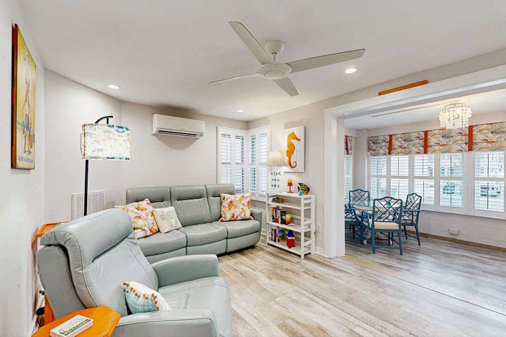 The Boxwood House dog-friendly condo w/beach access, WIFI