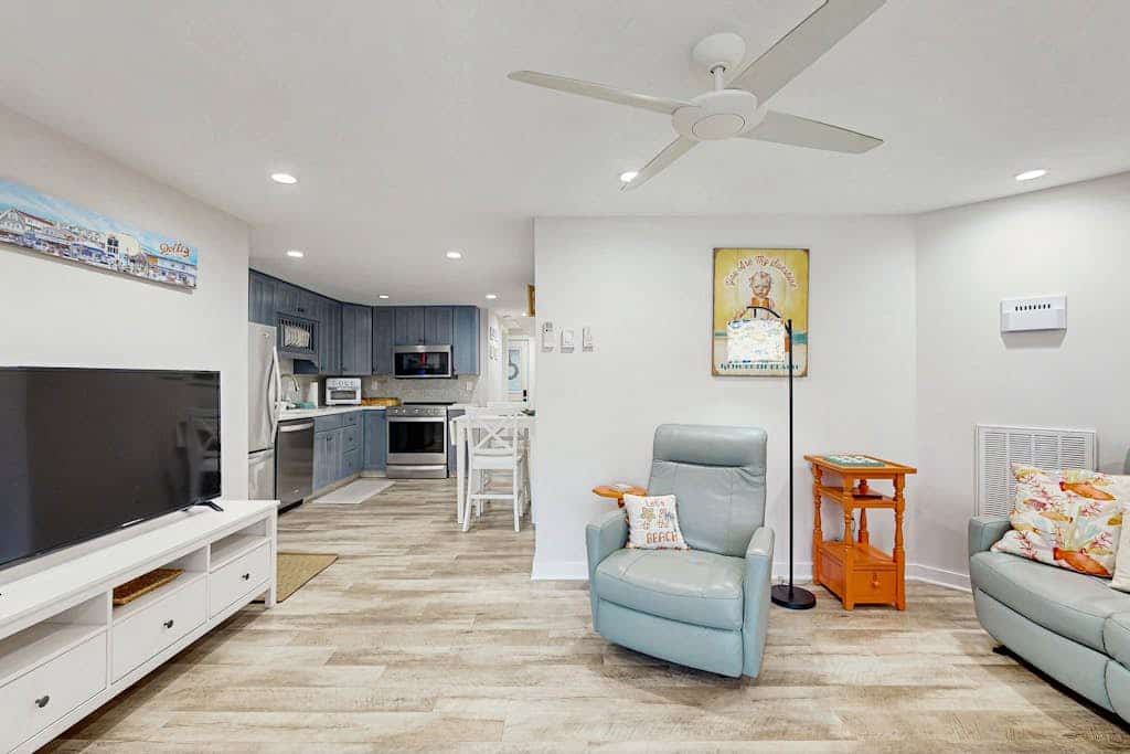 The Boxwood House dog-friendly condo w/beach access, WIFI