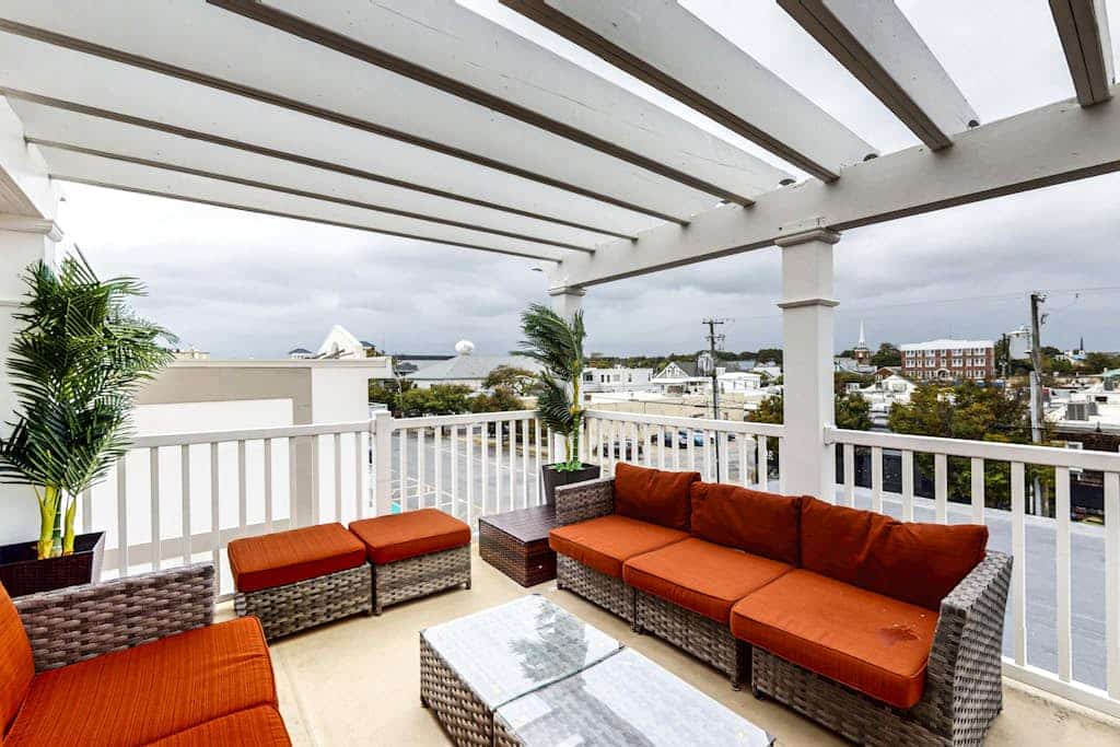 Town of Rehoboth Beach apartment w/balcony, walk to beach