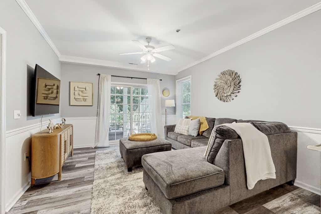 The Tides spacious condo w/shared pool, close to restaurants & shopping