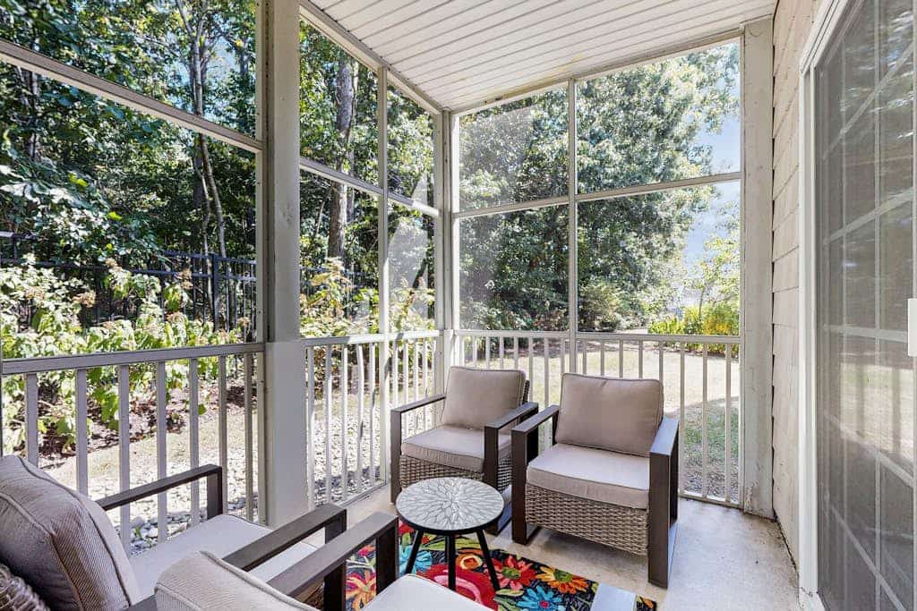 The Tides spacious condo w/shared pool, close to restaurants & shopping