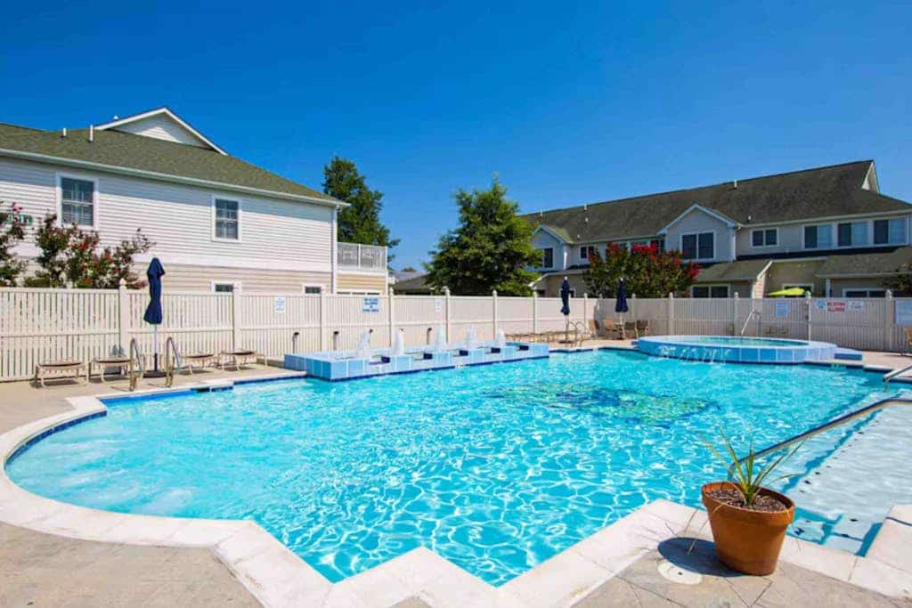 The Tides spacious condo w/shared pool, close to restaurants & shopping