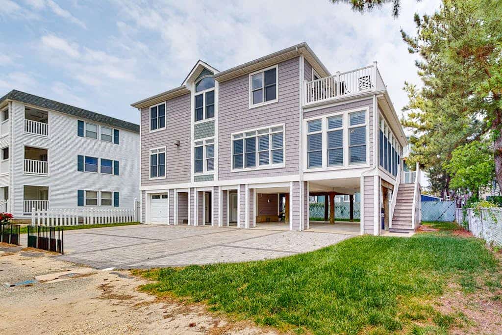 House near the ocean with a rooftop deck, central AC & W/D  - walk to the beach